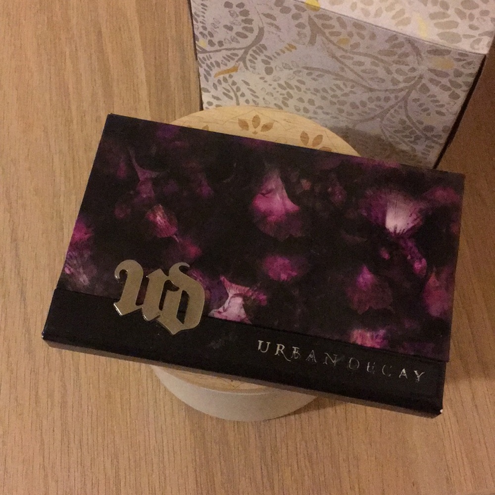Urban Decay beauty with an edge eyeshadow palette